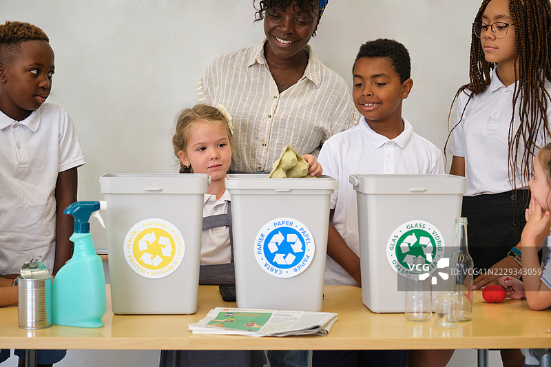 小学生在老师的指导下学习回收利用图片素材