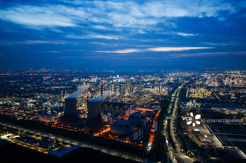 浙江的夜间化工厂图片素材