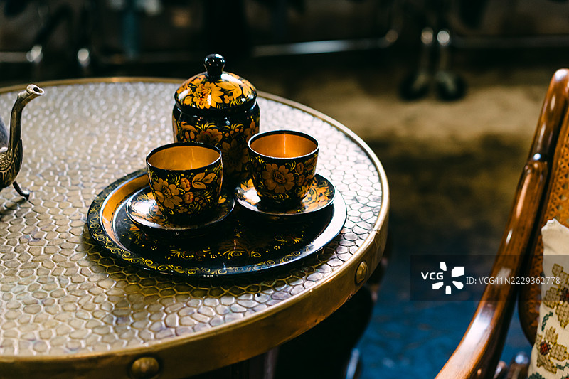 优雅的茶具在舒适环境中的金属桌上图片素材