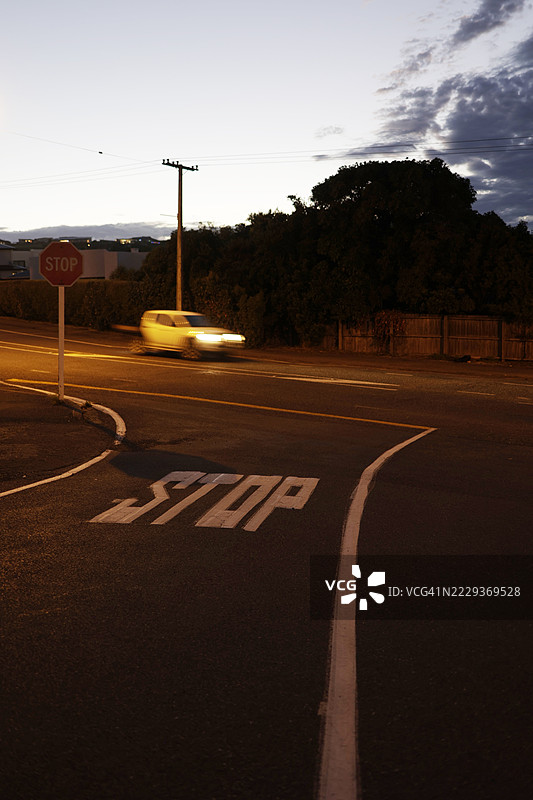 黄昏时分的交叉路口图片素材