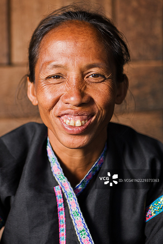 老挝北部阿卡族女性的肖像图片素材