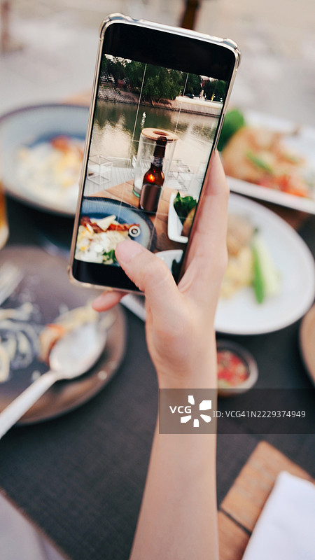 女性从视角享受南方辛辣泰国菜的菜单图片素材