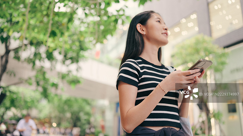 Z世代独自旅行，使用旅行应用程序、智能手机、聊天机器人和GPS导航搜索地点图片素材