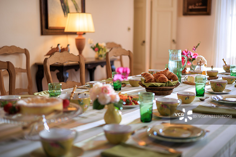 优雅的意大利风格早餐桌图片素材