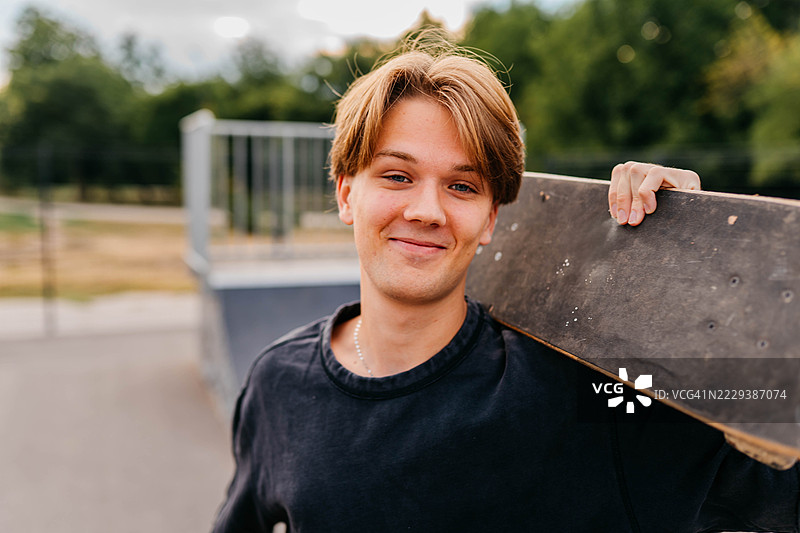 帅气滑板手的肖像图片素材