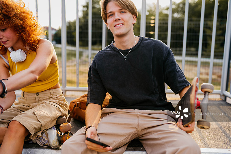 帅气的滑板手肖像图片素材