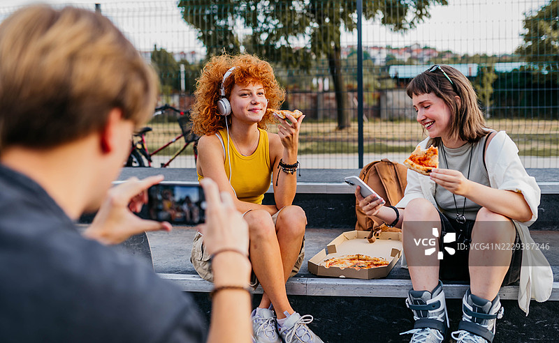 滑板公园里的派对图片素材