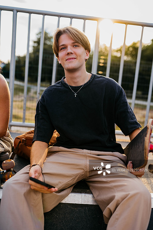 帅气的滑板运动员肖像图片素材