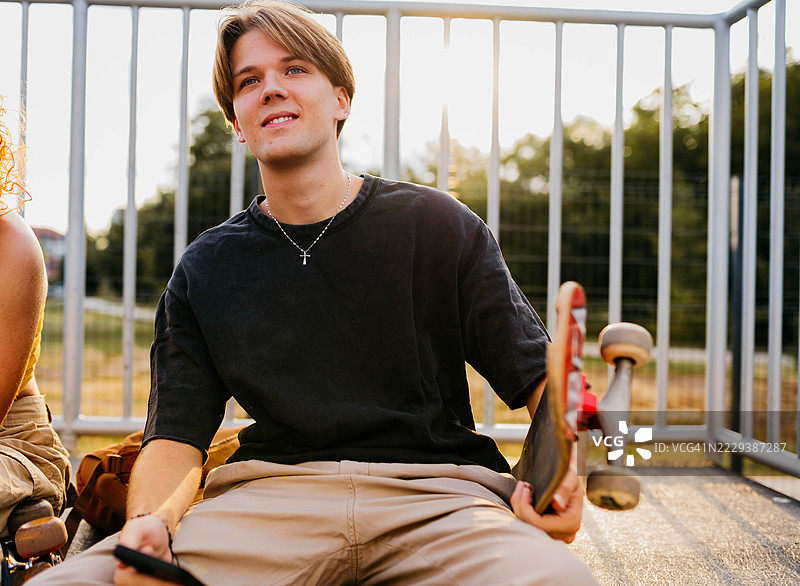 帅气的滑板运动员肖像图片素材