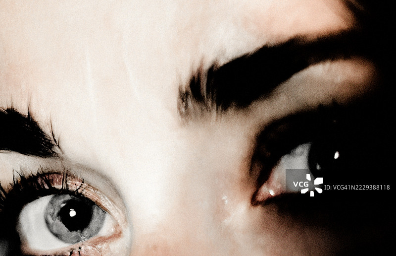 她眼中的恐惧。图片素材