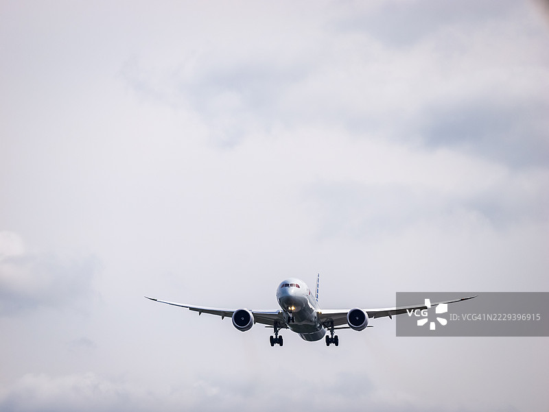 美国航空777飞机在伦敦降落图片素材