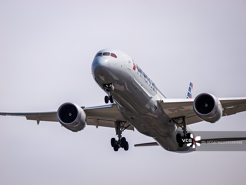 美国航空777飞机在伦敦降落图片素材