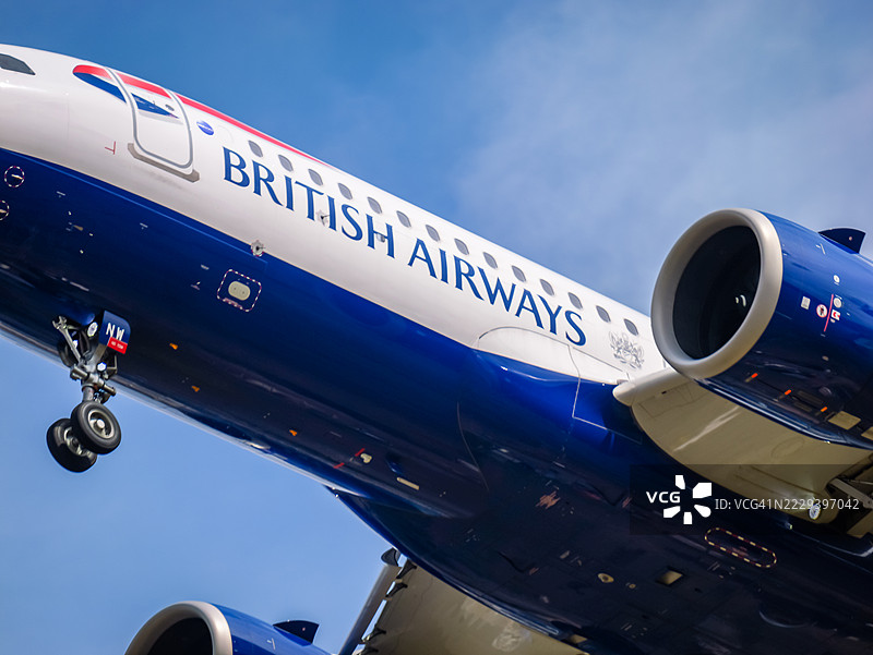 英国航空A320-251N飞机在伦敦降落图片素材