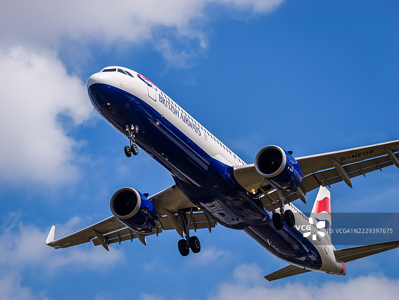 英国航空A320-251N飞机在伦敦降落图片素材