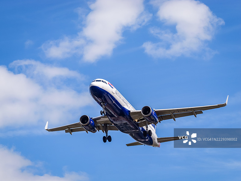 英国航空A320-251N飞机在伦敦降落图片素材