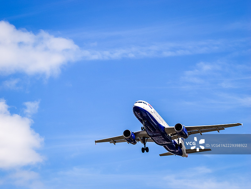 英国航空公司客机在降落接近时放下起落架图片素材