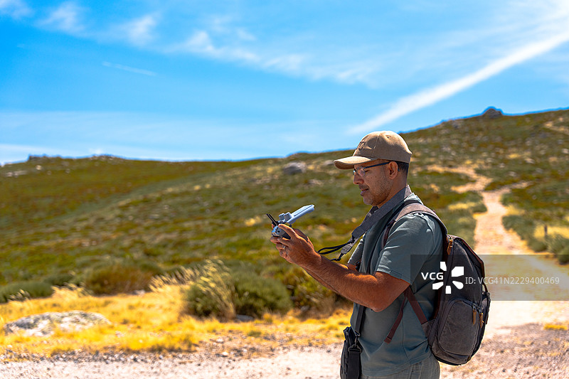 游客在葡萄牙大陆最高点，托雷（1993米）。图片素材
