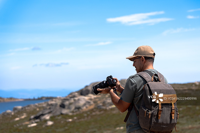 游客在葡萄牙大陆最高点，托雷（1,993米）。图片素材