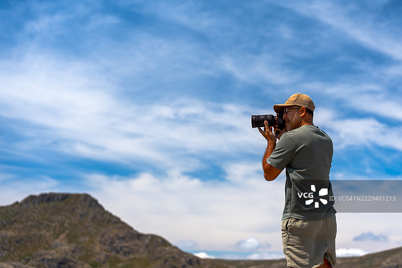 游客在葡萄牙大陆最高点，托雷（1,993米）。图片素材