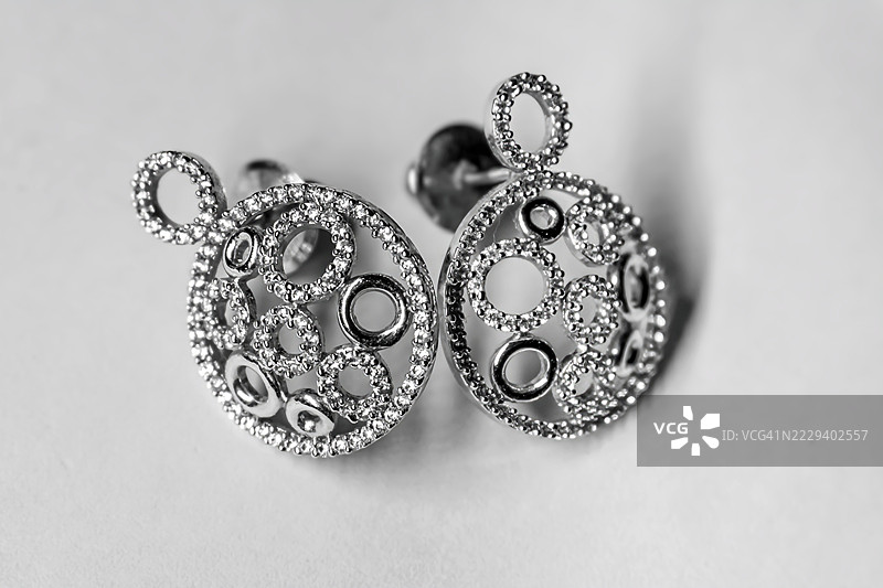 黑白色调的精致圆形设计银耳环特写图片素材