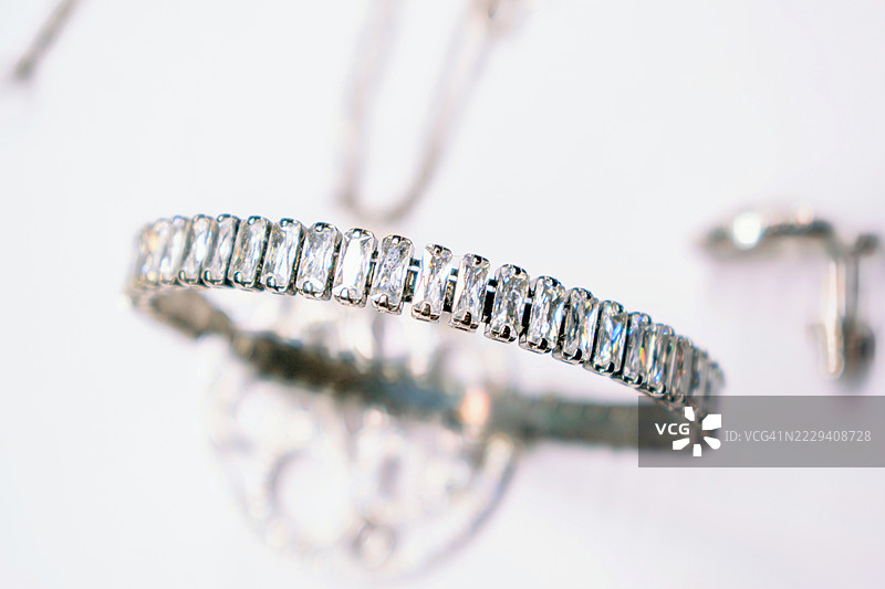 优雅的钻石手链展示图片素材