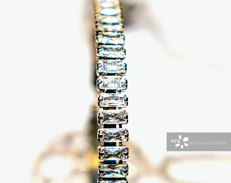 闪亮的法棍钻石手链特写图片素材