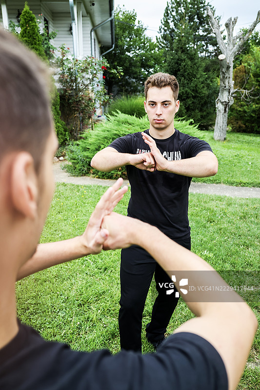 和谐动作的两兄弟：咏春拳，功夫武术图片素材