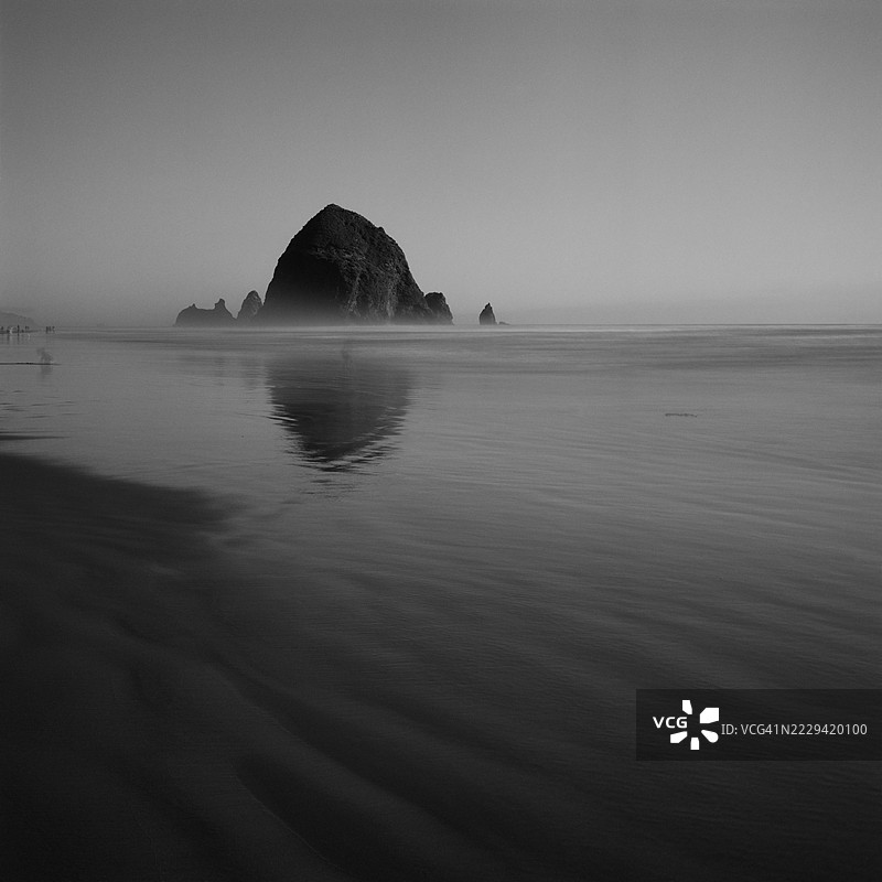 俄勒冈州卡农海滩的海堆岩黑白图像图片素材