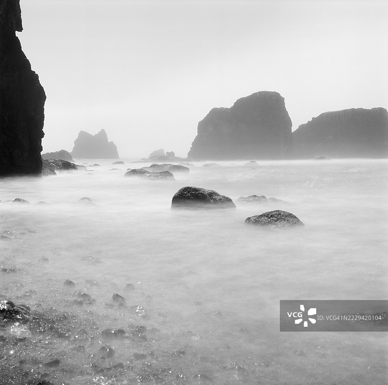 俄勒冈海岸埃科拉州立公园附近的黑白长曝光照片图片素材