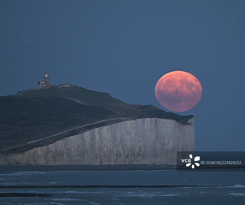 悬崖顶上的月亮图片素材