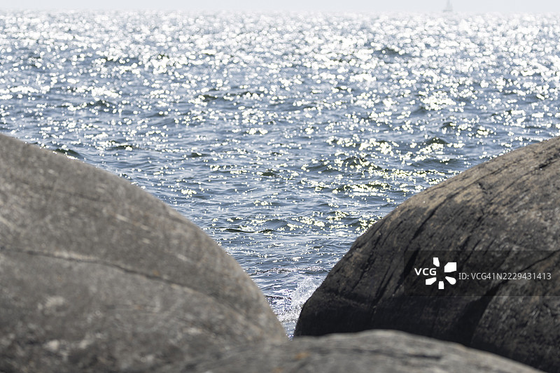 闪耀的海洋和圆形悬崖图片素材