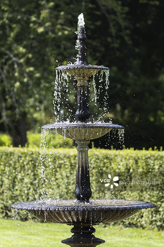 城堡花园中的小喷泉图片素材