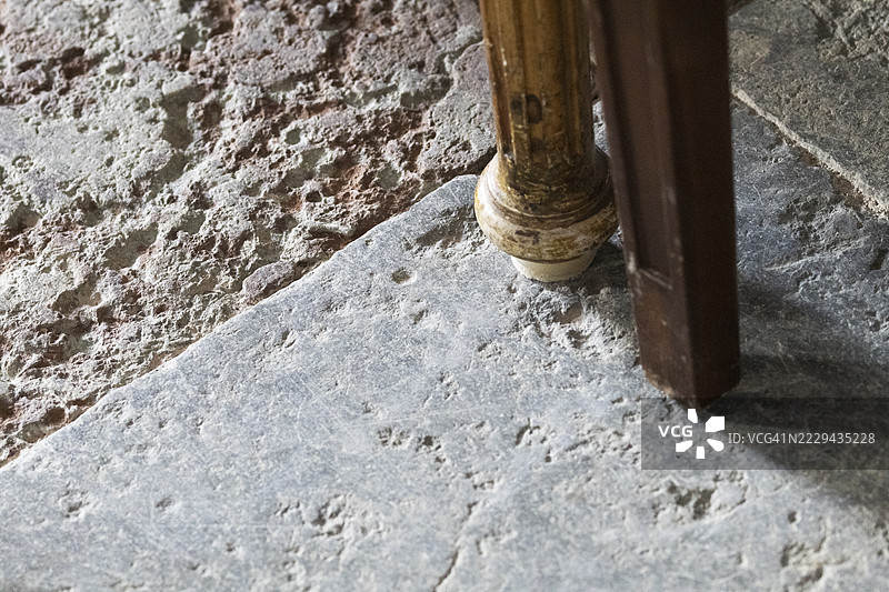 古老的石地板与部分木制家具图片素材