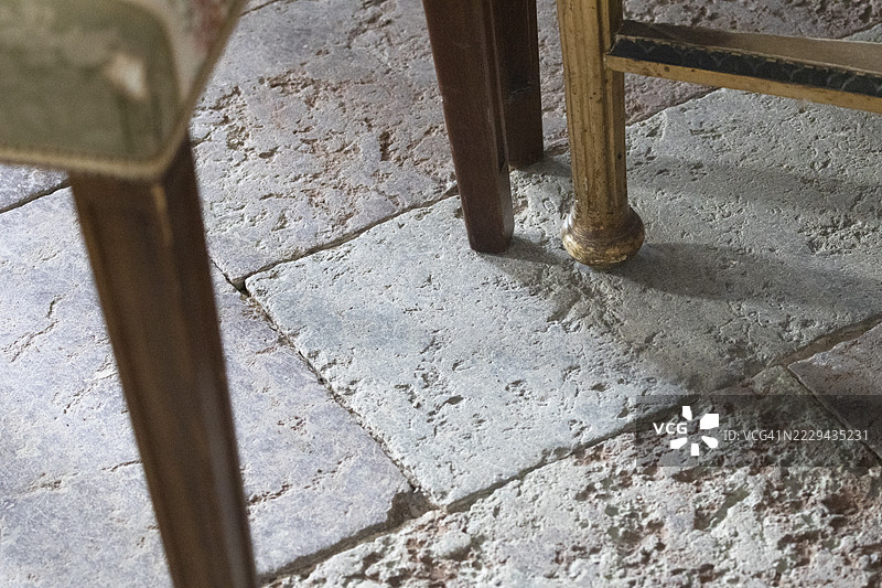 古老的石地板与部分木制家具图片素材