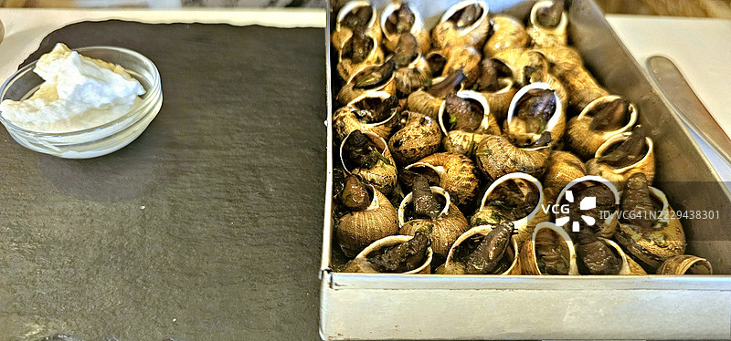 蜗牛配蒜味蛋黄酱图片素材