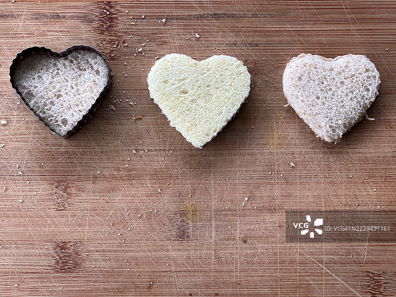 三颗心形的面包片图片素材