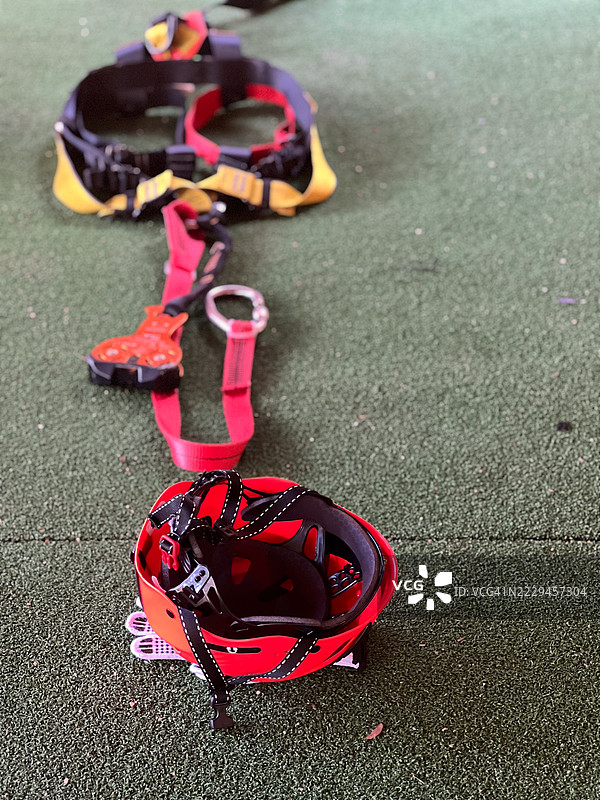 地面上的攀岩装备图片素材