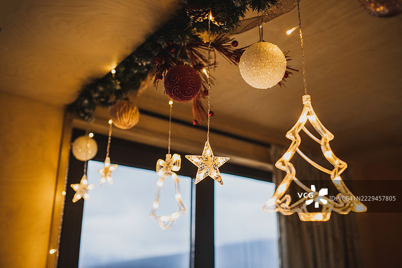 温馨的圣诞装饰与照亮的饰品在节日房间中图片素材
