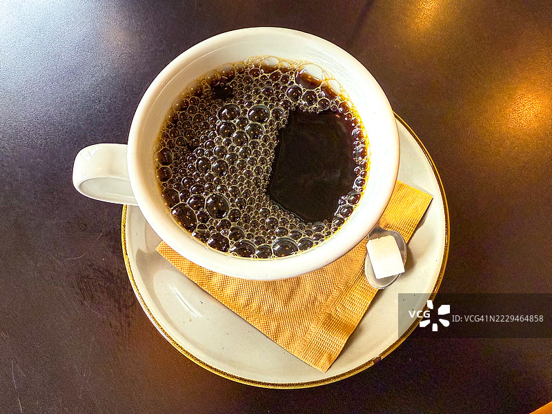 白色陶瓷杯中的黑咖啡图片素材