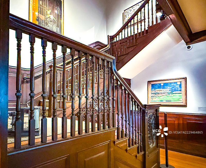 华盛顿特区菲利普斯收藏馆的老式楼梯上的木扶手图片素材