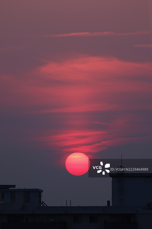 烟雾弥漫的天空中的日出云彩图片素材