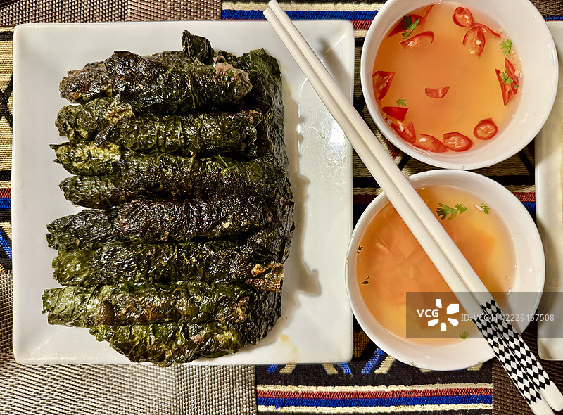 Bò lá lốt是一道由越南牛肉和槟榔叶（即“betel”叶）制成的菜肴。图片素材