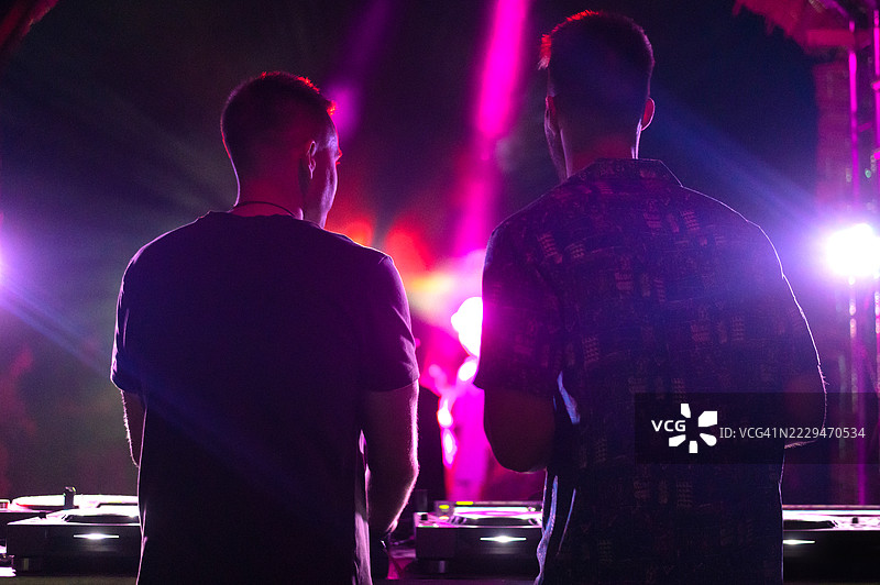 两位DJ在舞台上演奏电子音乐图片素材