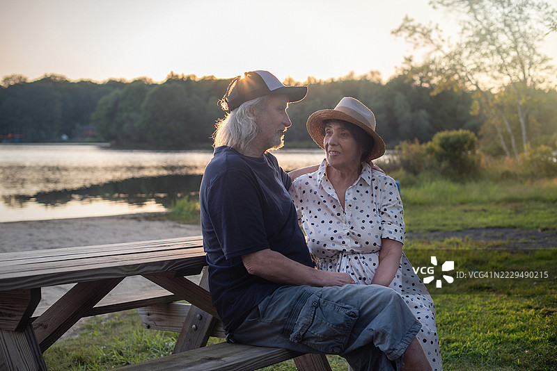 恩爱夫妻在宾夕法尼亚州水域共享夜晚时光。图片素材