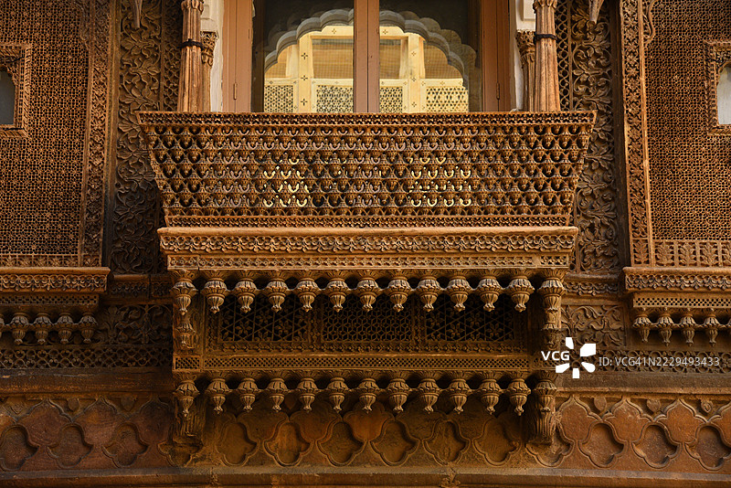 印度拉贾斯坦邦杰伊萨尔梅尔堡的一扇古老雕刻窗户图片素材