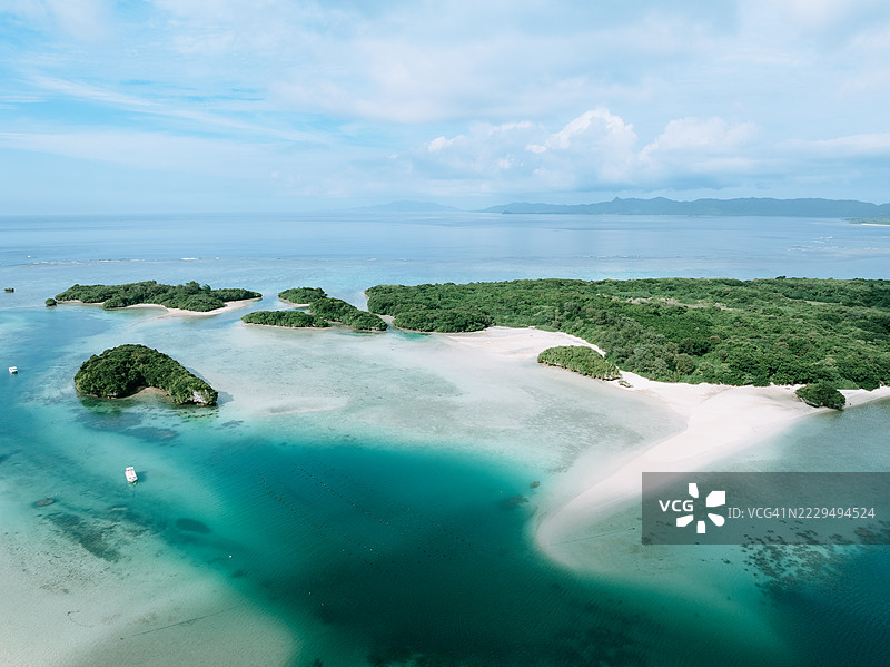 日本石垣岛的热带岛屿空中视角，拥有理想的海滩和泻湖图片素材