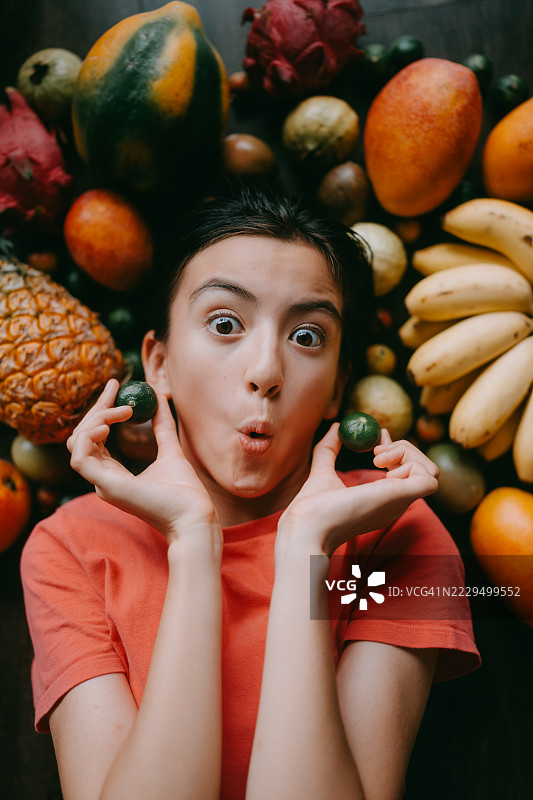 快乐的小女孩与新鲜的热带水果图片素材