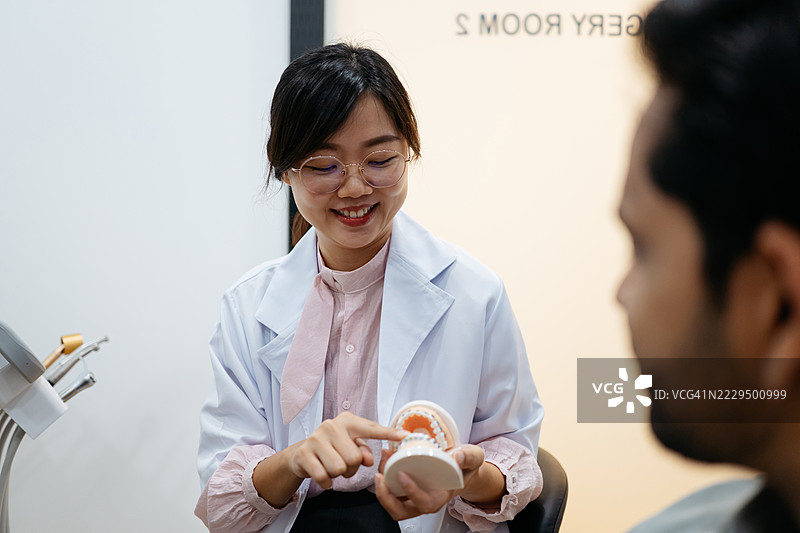 牙医在就诊期间提供口腔健康教育图片素材