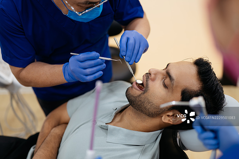 专业牙科护理和口腔健康检查图片素材