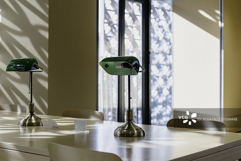 图书馆里的灯图片素材